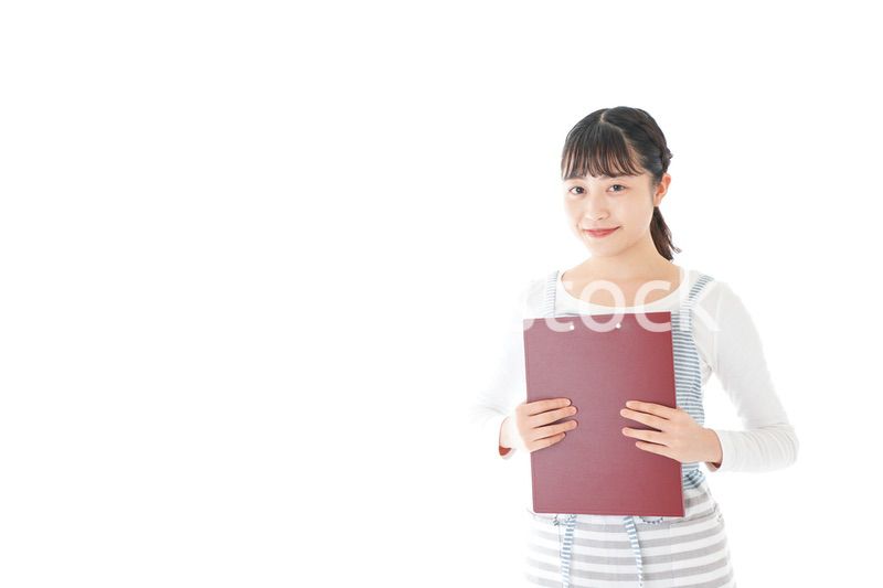 席を案内する若いカフェスタッフ