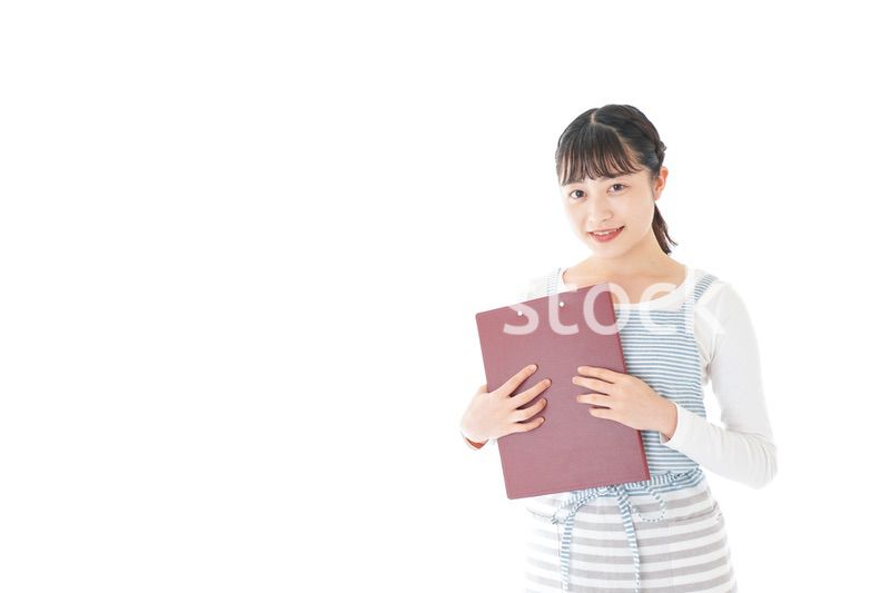 席を案内する若いカフェスタッフ