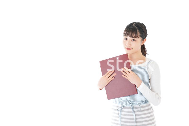 席を案内する若いカフェスタッフ