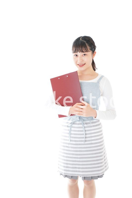 席を案内する若いカフェスタッフ