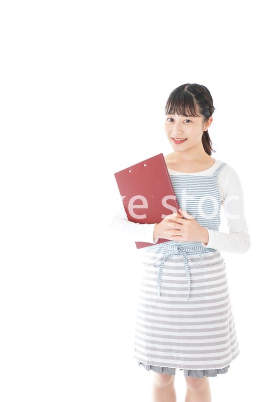 席を案内する若いカフェスタッフ