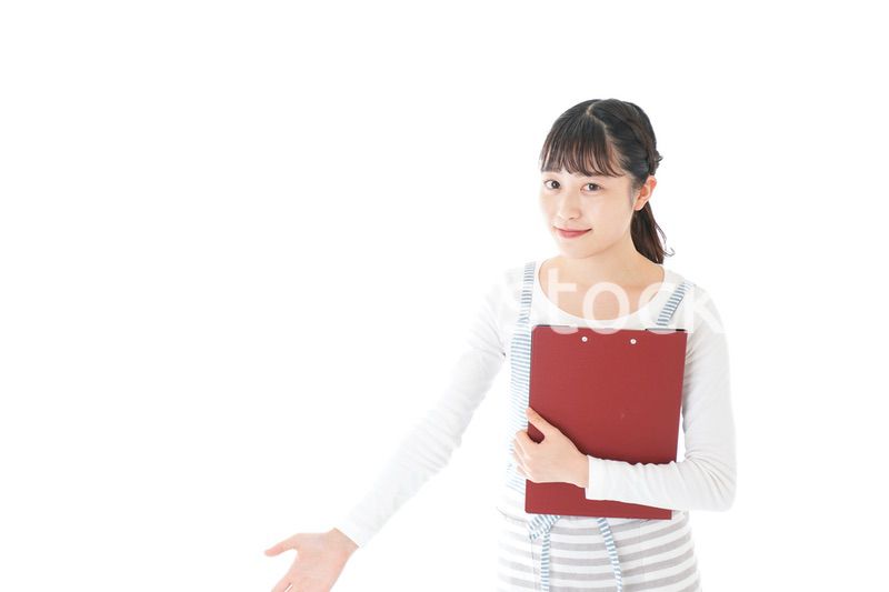 席を案内する若いカフェスタッフ