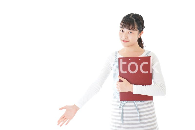 席を案内する若いカフェスタッフ