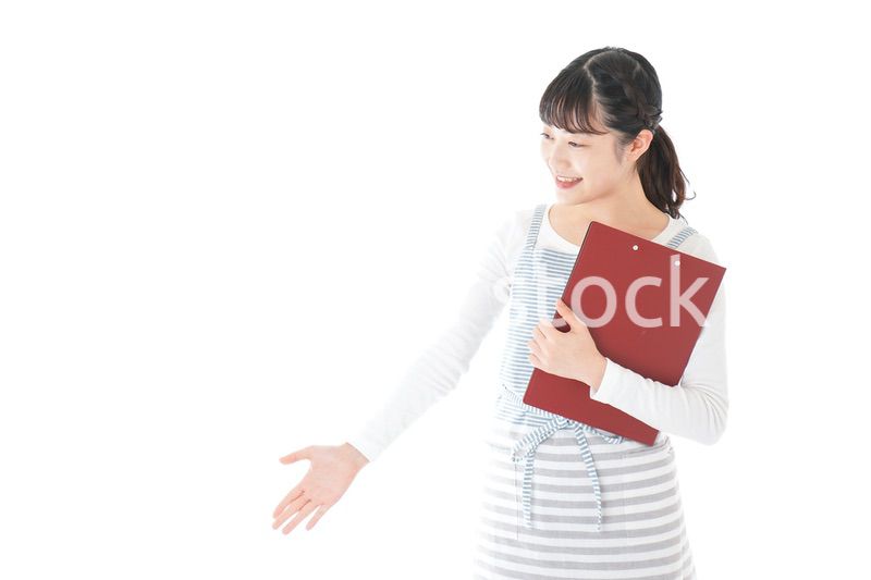 席を案内する若いカフェスタッフ