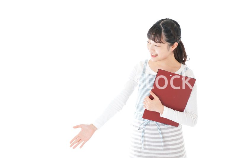 席を案内する若いカフェスタッフ