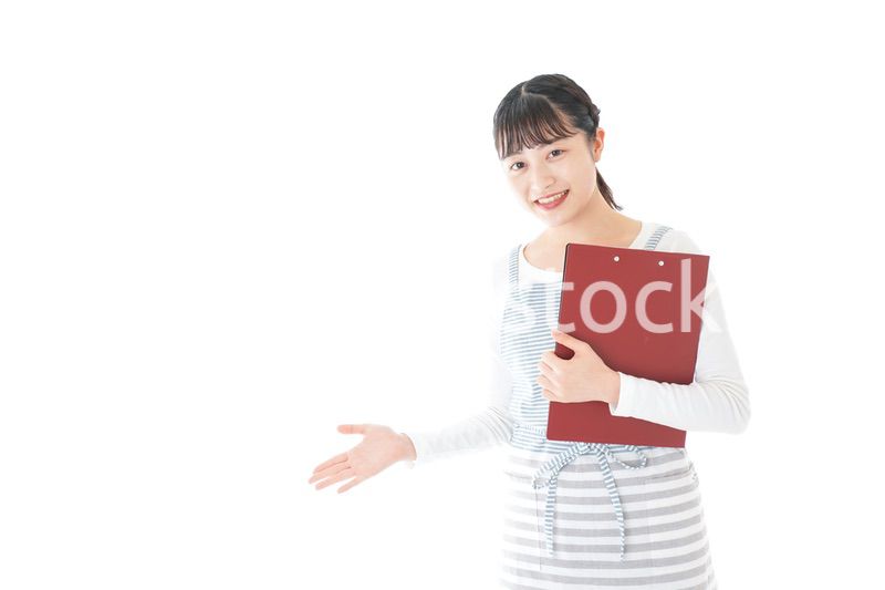 席を案内する若いカフェスタッフ