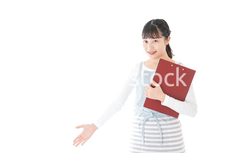 席を案内する若いカフェスタッフ