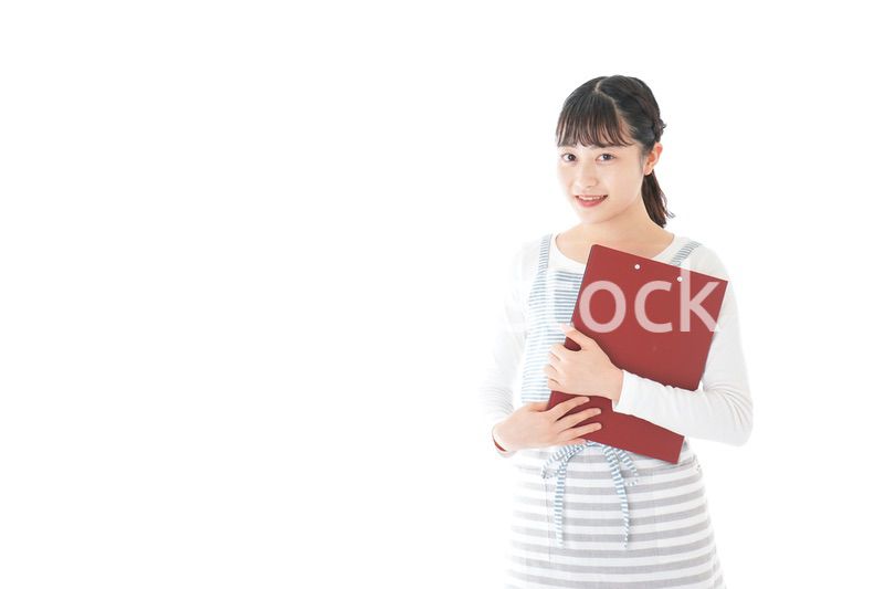 席を案内する若いカフェスタッフ