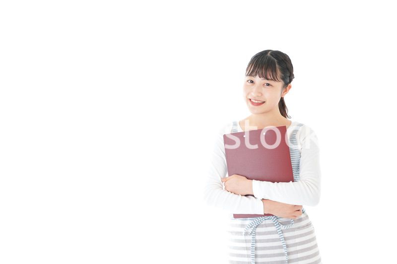 席を案内する若いカフェスタッフ