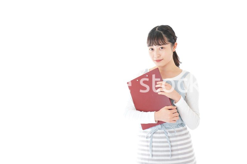 席を案内する若いカフェスタッフ