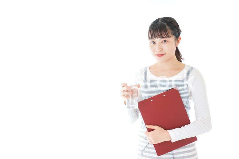 飲み物を運ぶ若いカフェスタッフ