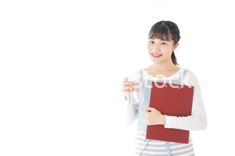 飲み物を運ぶ若いカフェスタッフ