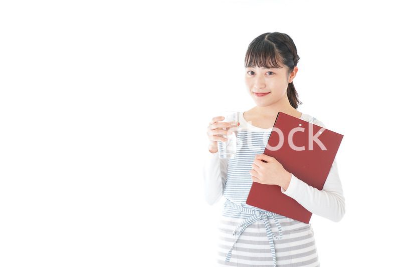 飲み物を運ぶ若いカフェスタッフ