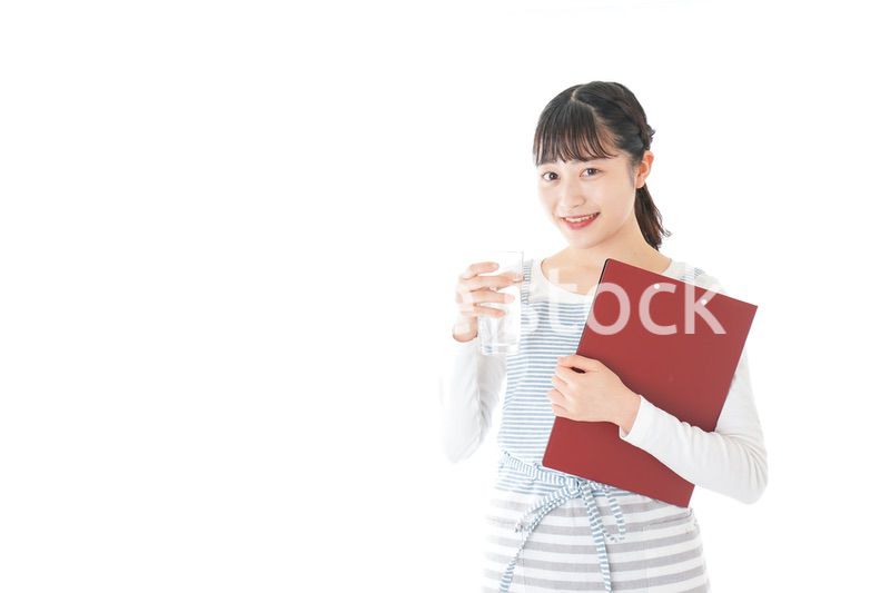 飲み物を運ぶ若いカフェスタッフ