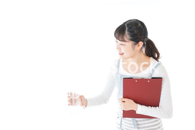 飲み物を運ぶ若いカフェスタッフ