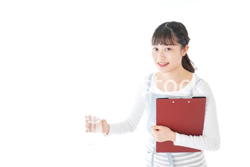 飲み物を運ぶ若いカフェスタッフ