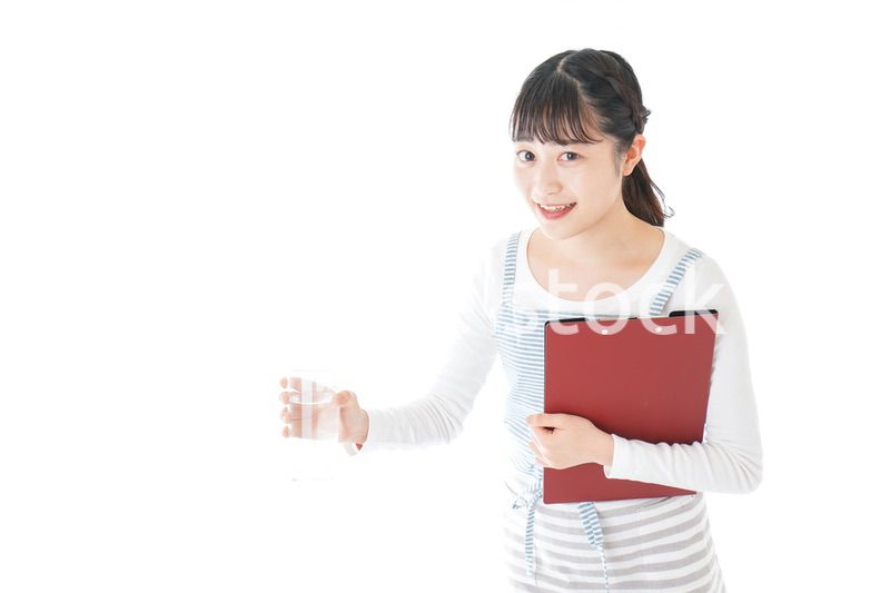 飲み物を運ぶ若いカフェスタッフ