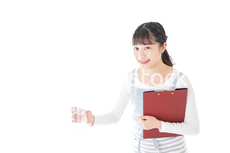 飲み物を運ぶ若いカフェスタッフ