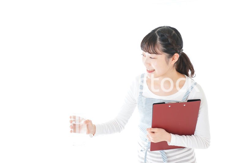 飲み物を運ぶ若いカフェスタッフ