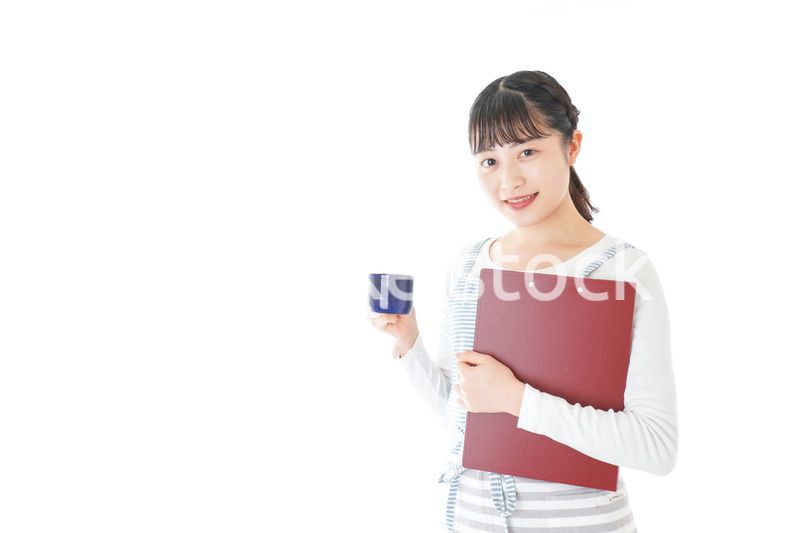 飲み物を運ぶ若いカフェスタッフ