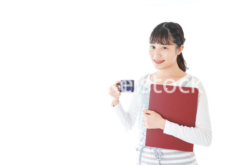 飲み物を運ぶ若いカフェスタッフ