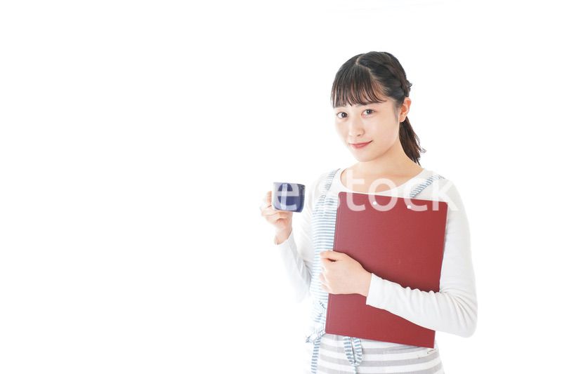 飲み物を運ぶ若いカフェスタッフ