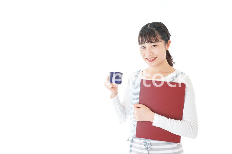 飲み物を運ぶ若いカフェスタッフ