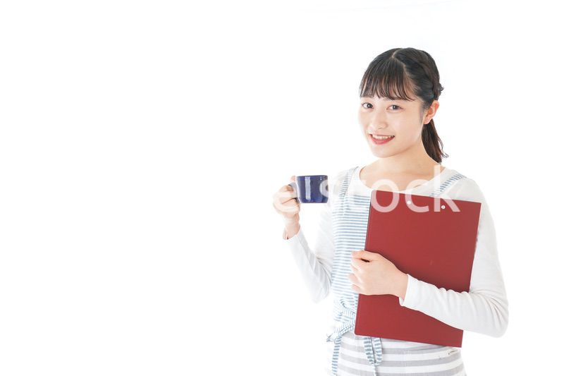 飲み物を運ぶ若いカフェスタッフ