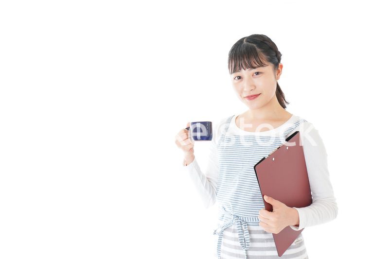 飲み物を運ぶ若いカフェスタッフ