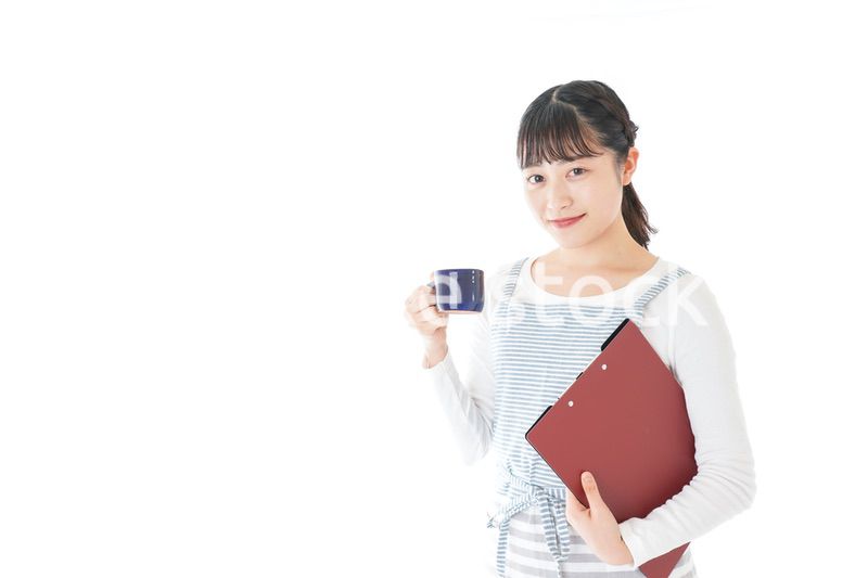 飲み物を運ぶ若いカフェスタッフ