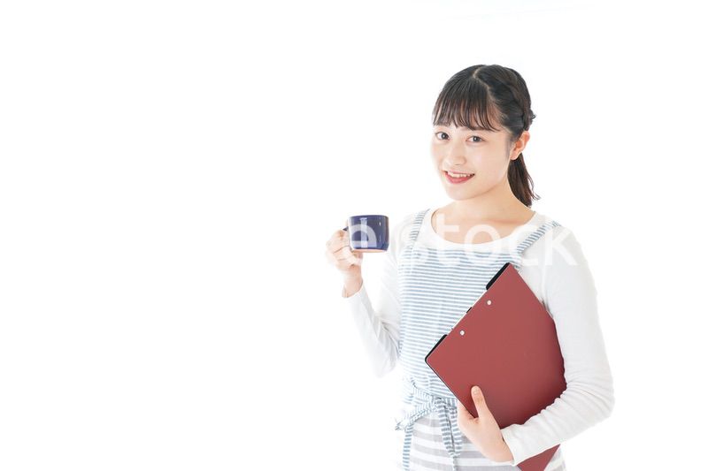 飲み物を運ぶ若いカフェスタッフ