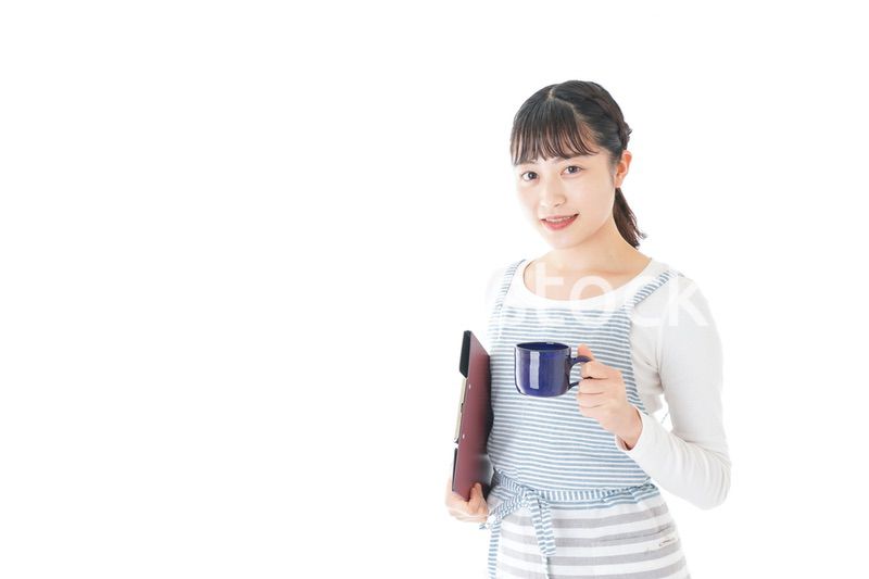 飲み物を運ぶ若いカフェスタッフ