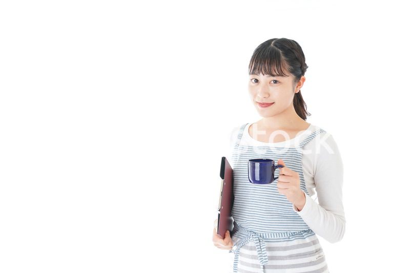 飲み物を運ぶ若いカフェスタッフ