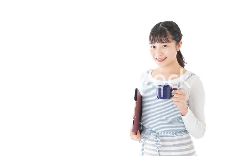 飲み物を運ぶ若いカフェスタッフ