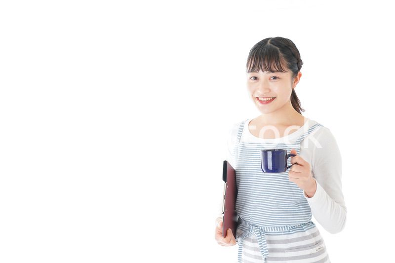 飲み物を運ぶ若いカフェスタッフ