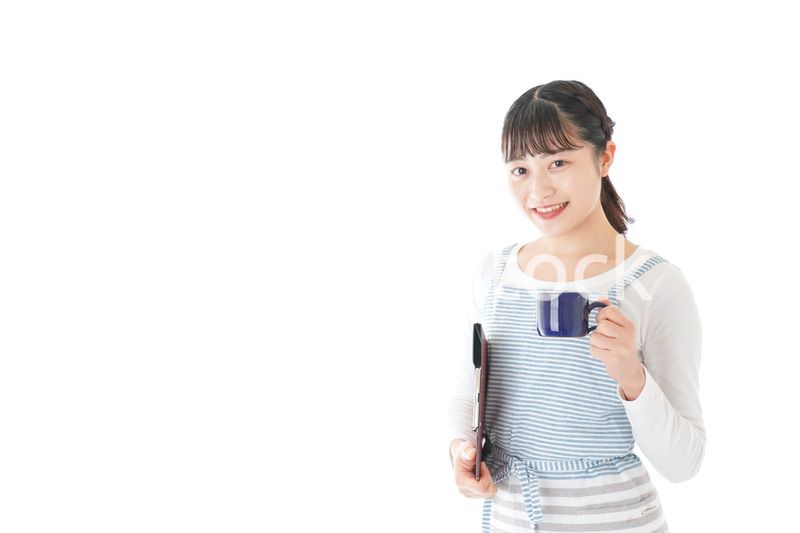 飲み物を運ぶ若いカフェスタッフ