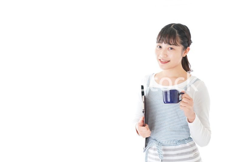 飲み物を運ぶ若いカフェスタッフ