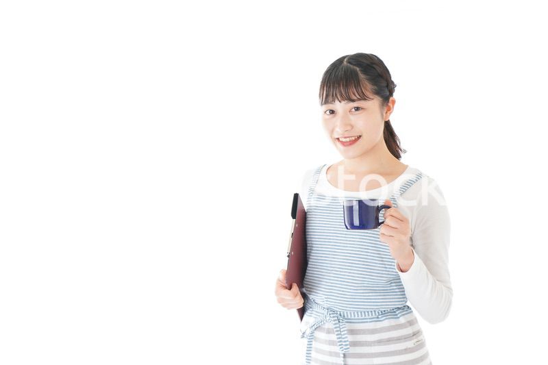 飲み物を運ぶ若いカフェスタッフ