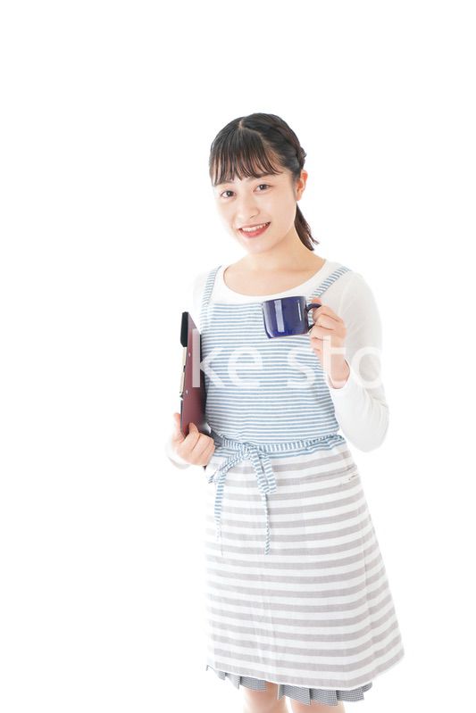 飲み物を運ぶ若いカフェスタッフ