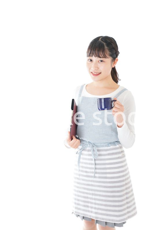 飲み物を運ぶ若いカフェスタッフ