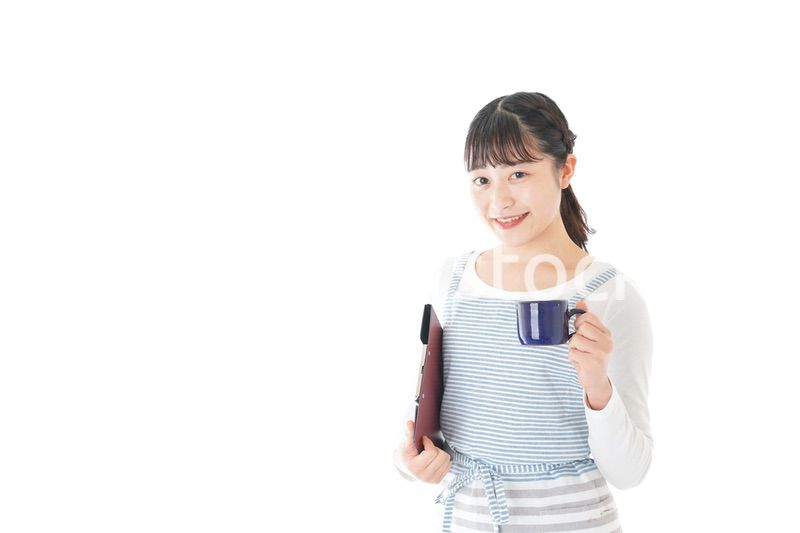 飲み物を運ぶ若いカフェスタッフ