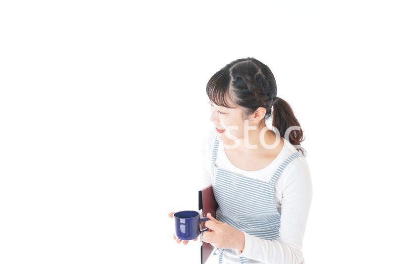 飲み物を運ぶ若いカフェスタッフ