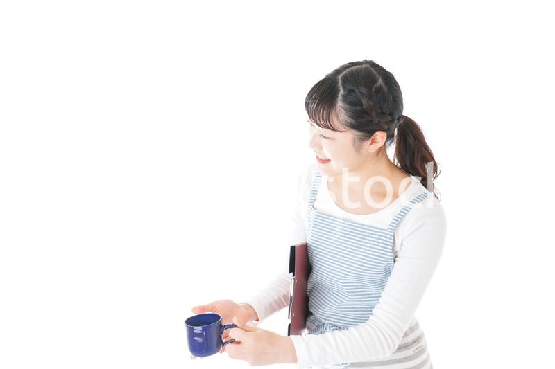 飲み物を運ぶ若いカフェスタッフ