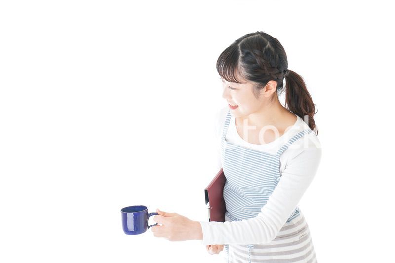 飲み物を運ぶ若いカフェスタッフ