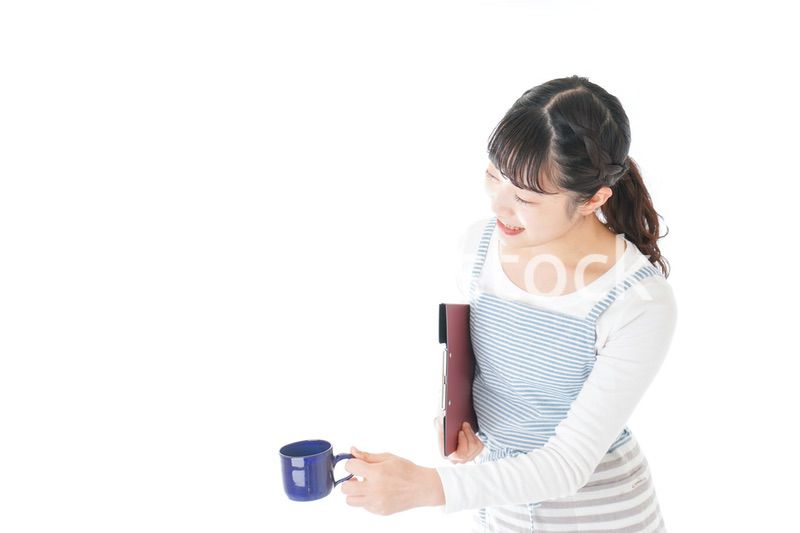 飲み物を運ぶ若いカフェスタッフ