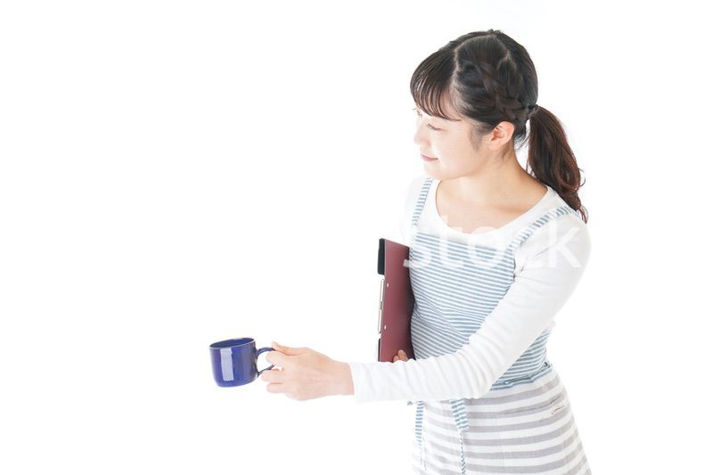 飲み物を運ぶ若いカフェスタッフ