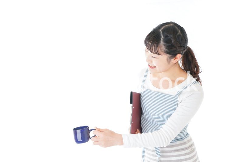 飲み物を運ぶ若いカフェスタッフ