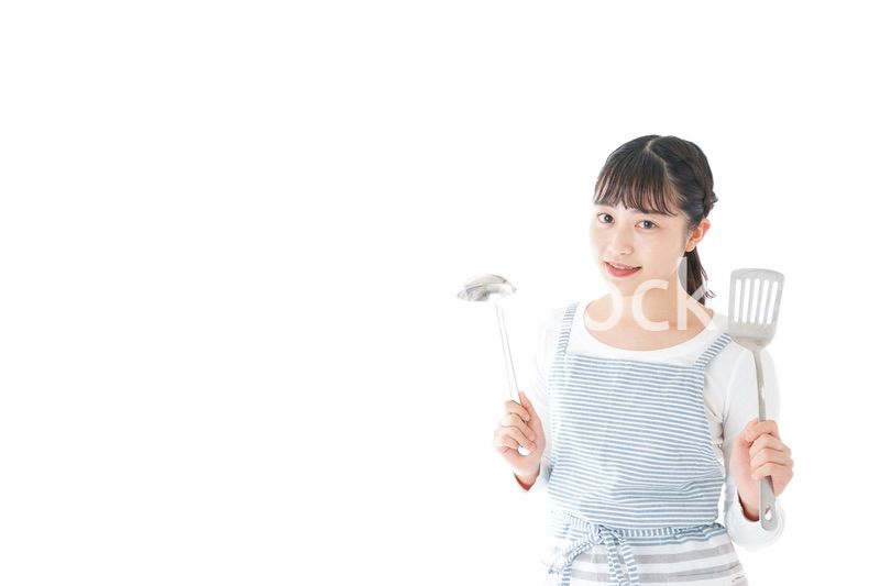 クッキングをする若い女性