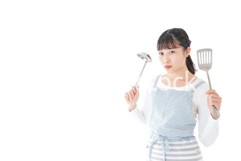 クッキングをする若い女性