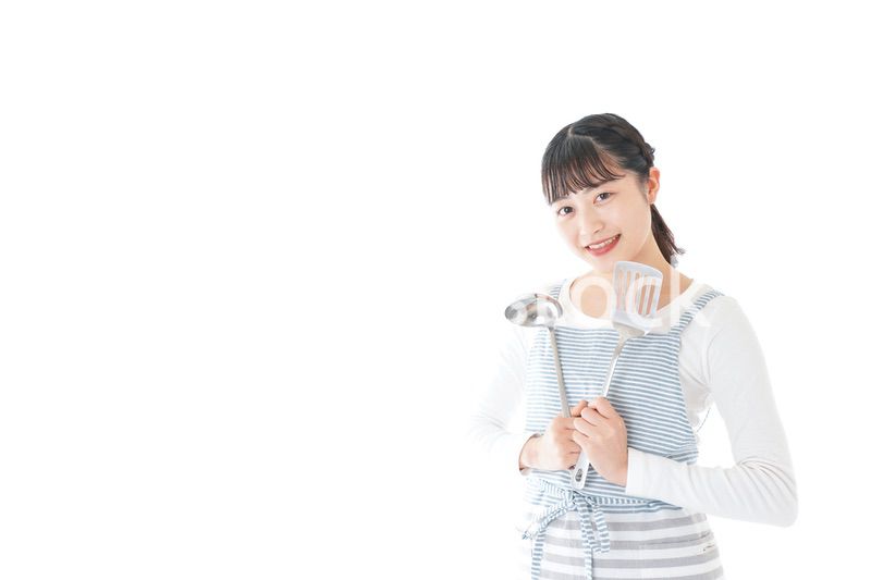 クッキングをする若い女性